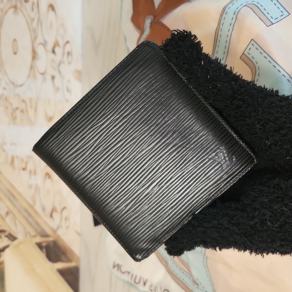 AUTHENTIC Louis Vuitton EPI MARCO Wallet - Picture 5 of 16